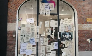 La devanture du local de campagne de Jean-Luc Moudenc, le maire sortant de Toulouse, a été recouvert d'affiches par des militants associatifs.