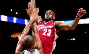 Les finales de la NBA entre les Spurs de San Antonio et les Cavaliers de Cleveland seront l'occase d'un combat de titans entre l'expérimenté Tim Duncan et la jeune star Lebron James.