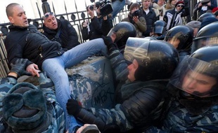 Une trentaine d'opposants antiPoutine parmi lesquels l'ex-ministre russe Boris Nemtsov et le leader du Front de gauche Sergueï Oudaltsov ont été interpellés dimanche lors d'une manifestation devant la tour de télévision à Moscou, a constaté un photographe de l'AFP.