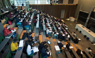 Des étudiants sur le campus universitaire de Jussieu, à Paris, le 22 février 2018.