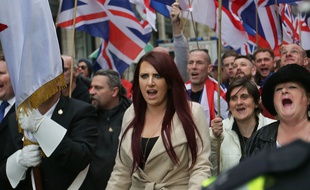 Jayda Fransen, la leader de Britain First, prend la tête d'une manifestation du parti à Londres le 1er avril 2017.