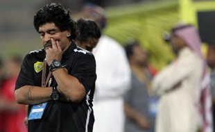 La légende du football argentin Diego Maradona a été confirmé à son poste d'entraîneur d'Al-Wasl de Dubaï en dépit d'une saison catastrophique, a indiqué mardi le président du club.