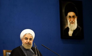 Le guide suprême d'Iran Ali Khamenei sous un portrait de l'Ayatollah Ali Khamenei, lors d'une conférence de presse à Téhéran, le 13 juin 2015
