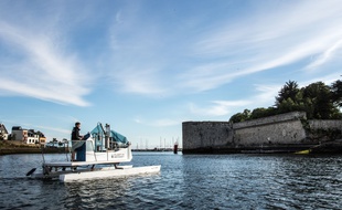 Pastic Odyssey a conçu un prototype de son bateau carburant au déchet plastique qui sillonne les côtes françaises depuis juin 2018.