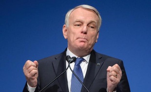 Le Premier ministre Jean-Marc Ayrault prononce un discours à Rome, le 1er mars 2014