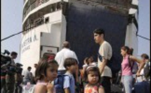 La France a commencé lundi à évacuer par bateau un premier groupe de 1.250 personnes, des Français, d'autres Européens et des Américains, et des centaines d'autres ressortissants étrangers ont continué à fuir les bombardements israéliens contre le Hezbollah au Liban.