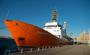 L'Aquarius, un navire affrété par des humanitaires pour aider les migrants naufragés, le 19 février 2016 à Marseille