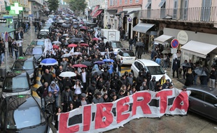 Bastia, le 15 octobre 2015. - Manifestation de soutien à de jeunes nationalistes corses condamnés début octobre par la cour d'assises spéciale de Paris pour un attentat commis en 2012. Le rassemblement a été ponctué par des lancers de cocktails Molotov par des individus cagoulés.