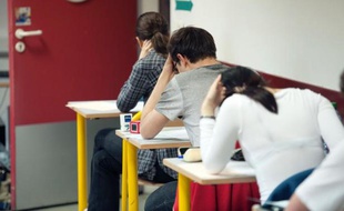Des lycéens passent une épreuve du baccalauréat à Paris. Le gouvernement a annoncé des mesures pour rendre l'éducation prioritaire plus attractive et efficace