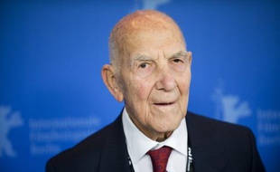 A 94 ans, Stéphane Hessel, auteur de "Indignez-vous!", entre dans Le Robert illustré et Dixel 2013 aux côtés de François Hollande en tant que chef d'Etat, de l'ex-candidat du Front de gauche Jean-Luc Mélenchon, de Jean Dujardin, Brad Pitt, Axel Kahn ou Wolinski.
