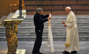 Le Pape François (droite) et le père Luigi Ciotti participent à une messe à l'église San Gregorio le 21 mars 2014 à Rome