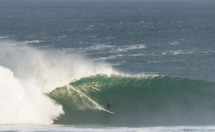 La surfeuse française, Justine Dupont, en pleine action à Mullaghmore Head en Ireland.