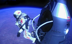 Felix Baumgartner, premier homme à franchir le mur du son en chute libre.