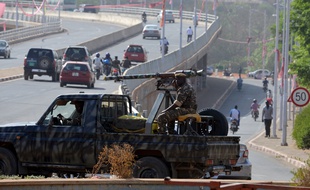 Des soldats patrouillent dans les rues de Niamey alors que le risque d'attentat est très élevé.
