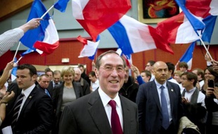 De l'extrême gauche à l'extrême droite, un feu nourri a visé samedi Claude Guéant, pour ses propos liant vote des étrangers et viande halal dans les cantines, tenus vendredi lors d'une réunion politique près de Nancy.