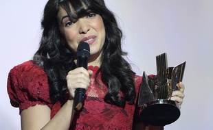 Indila reçoit la Victoire de la musique de l'album révélation, au Zénith le 13 février 2015.