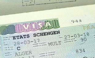 Non, la France ne va pas supprimer des visas pour des pays africains «en échange de ressources naturelles».