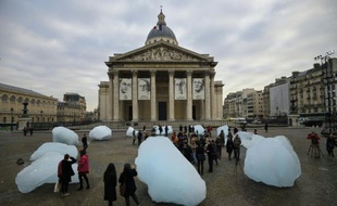 Douze blocs de glace venus du Groënland installés en cercle, jeudi 3 décembre 2015, place du Panthéon à Paris