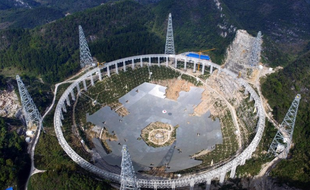 Le plus grand télescope du monde, en construction dans la province du Guizhou, en Chine.