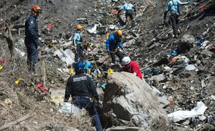 Des gendarmes sur le site du crash de l'A320 de Germanwings à Seyne-les-Alpes, le 31 mars 2015.