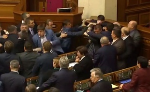 Capture d'écran d'une bagarre générale au sein du Parlement ukrainien, le 8 avril 2014