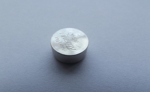 Avec un diamètre de 5 à 20 mm et une hauteur de 1 à 6 mm, les piles bouton ont une taille et une forme qui peut s’apparenter à un bonbon