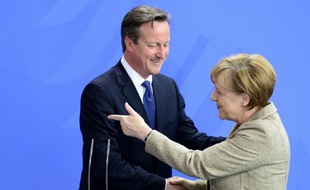 La chancelière allemande Angela Merkel (d) et le Premier ministre britannique David Cameron à Berlin le 29 mai 2015