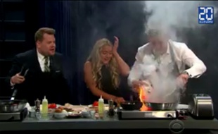 Gordon Ramsay laisse accidentellement brûler son bacon sur CBS.