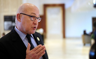Le ministre des Finances Michel Sapin à Istanbul le 9 février 2015.