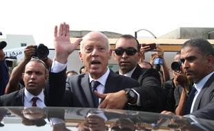 Kais Saied salue ses partisans, le 13 octobre 2019.