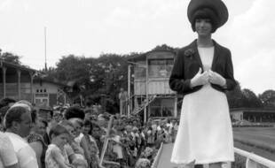 Illustration d'un défilé de mode en 1965 en Allemagne.