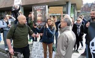 Les échanges ont été vifs mais cordiaux entre les militants et le représentant du cirque Bouglione.