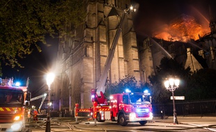 Les sapeurs-pompiers ont combattu pendant 9 heures les flammes, dans la cathédrale Notre-Dame.