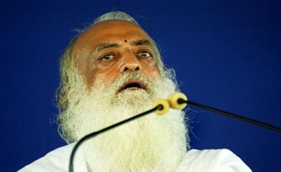 Se présentant comme "l'homme-Dieu Asharam", plus connu de ses disciples sous le nom de "Bapu" (père), le gourou a estimé auprès de ses fidèles que les responsabilités de la violente agression dans un autobus le 16 décembre à New Delhi ne pouvaient uniquement reposer sur les auteurs.