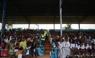 Des Rwandais participent à une cérémonie de commémoration du génocide à Kicukiru le 5 avril 2014