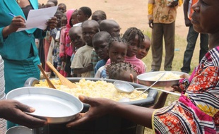 Des enfants patientent lors d'une distribution alimentaire à Bangui (République centrafricaine) le 7 juillet 2014.