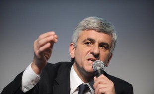 L'ancien ministre de la Défense, Hervé Morin, estime qu'"il manque 30 milliards d'euros compte tenu de la crise" pour la défense à l'horizon 2020, dans un interview publiée samedi 14 juillet dans Le Parisien.
