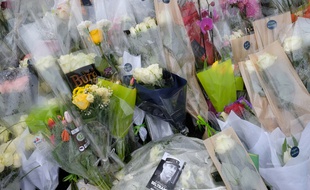 Des anonymes ont déposés des fleurs devant la gendarmerie de Carcassonne (Aude) en mémoire des quatre personnes tuées, vendredi 23 mars 2018, par Radouane Lakdim.