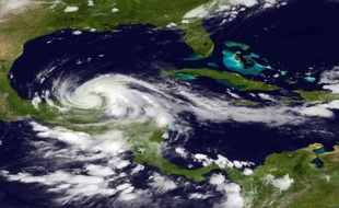 L'ouragan Ernesto a perdu de sa vigueur mercredi alors qu'il touchait la péninsule du Yucatan au Mexique, redescendant au grade de tempête tropicale, mais les prévisionnistes tablaient sur un regain d'activité avant jeudi.