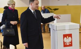 Le président polonais Andrzej Duda vote à Cracovie lors des élections législatives, le 25 octobre 2015