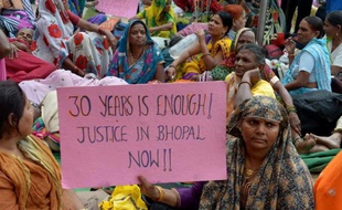 Des victimes de la catastrophe de l'usine de Bhopal (nord) en Inde, d'où s'était échappé un nuage de gaz toxique en 1984, manifestent le 10 novembre 2014 à New Delhi