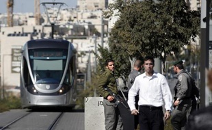 Des policiers israéliens à un barrage près d'une station de tramway à Jérusalem le 6 novembre 2014