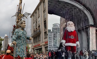 A gauche, un Géant de la compagnie de théâtre Royal de Luxe. A droite, une capture d'écran de la pub Coca-Cola.