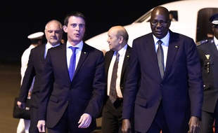 Manuel Valls et Jean-Yves Le Drian sont accueillis par le président malien Boubacar Keita à Bamako, le 18 février 2016.