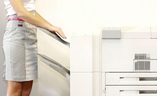 Au Pôle emploi d'Evreux, le papier n'est plus fourni pour imprimer des CV (illustration).