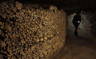 Sur le bitume comme sous les pavés, leur mission est la même: faire respecter la loi. Les "cataflics" arpentent les catacombes de Paris, interdites au public, dans le but de déloger une micro-société clandestine de fêtards, explorateurs urbains, tagueurs et passionnés d'histoire.