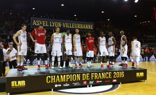 Strasbourg, le 14 juin 2016. - Battus par l'Asvel (77-80) lors du cinquième match de la finale de Pro A, les joueurs de la SIG montent sur le podium pour recevoir la médaille de finaliste. C'est la quatrième défaite d'affilée de Strasbourg en finale de Pro A.