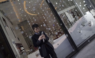 Un homme à Tokyo, au Japon, le 17 décembre 2014.