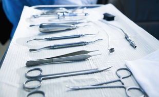 Instruments de chirurgie. Image d'illustration.