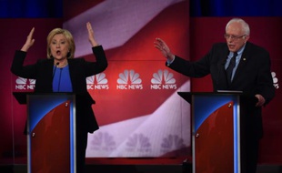 Les candidats démocrates Hillary Clinton et Bernie Sanders (d) lors d'un débat télévisé, le 17 janvier 2016 à Charleston, en Caroline du Sud